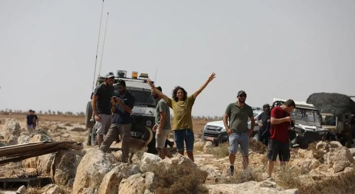 مستعمرون يسرقون معدات ثروة حيوانية ويحرثون أراض في الأغوار الشمالية